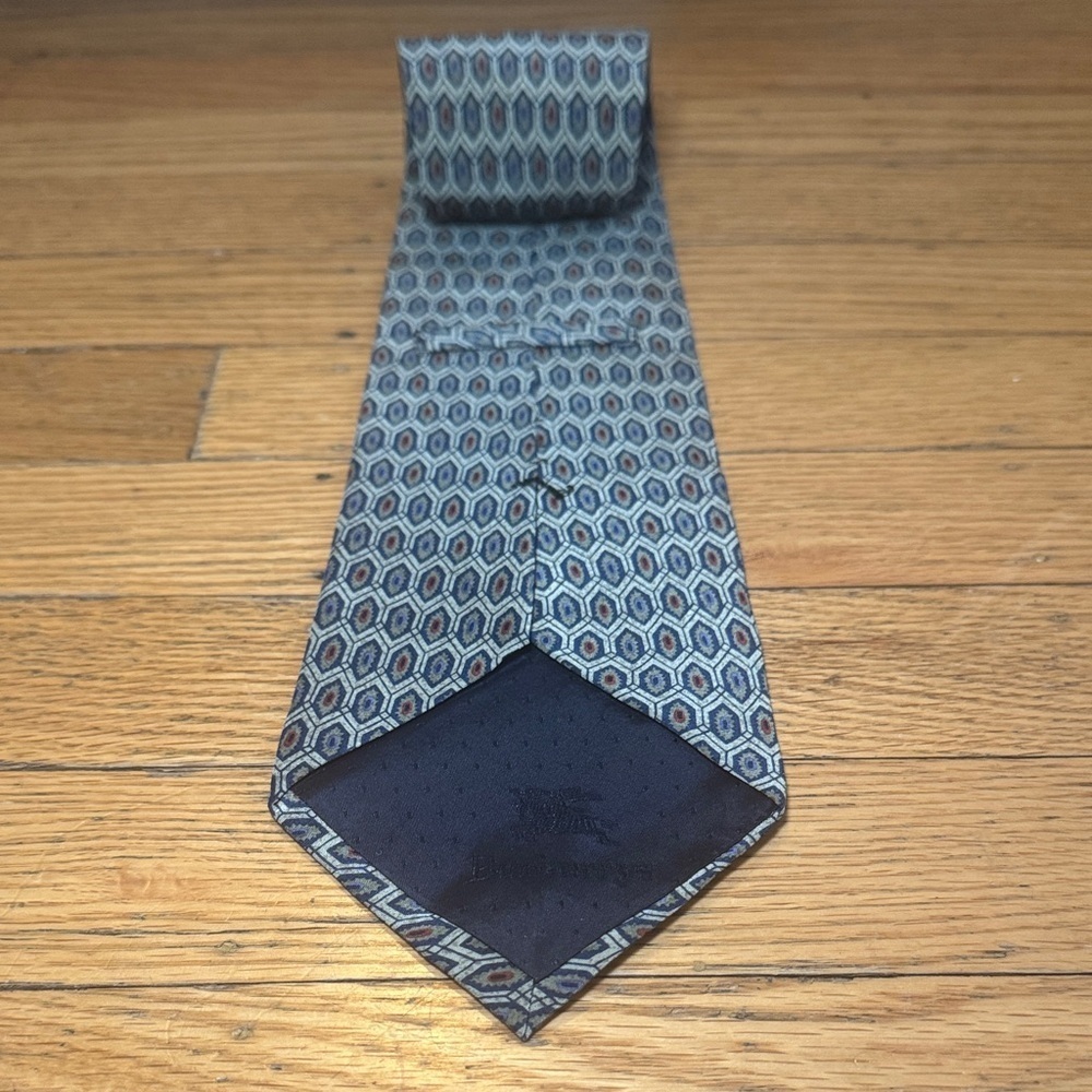 Vintage Burberry Navy and Beige Hexagonal Pattern Silk Tie - Picture 6 of 11